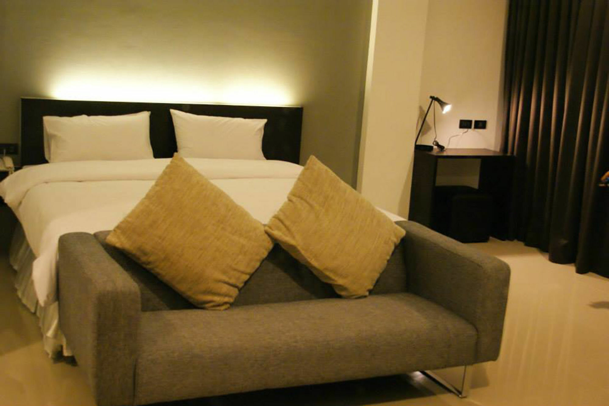 Izen Budget Hotel & Residence Rayong Exteriör bild
