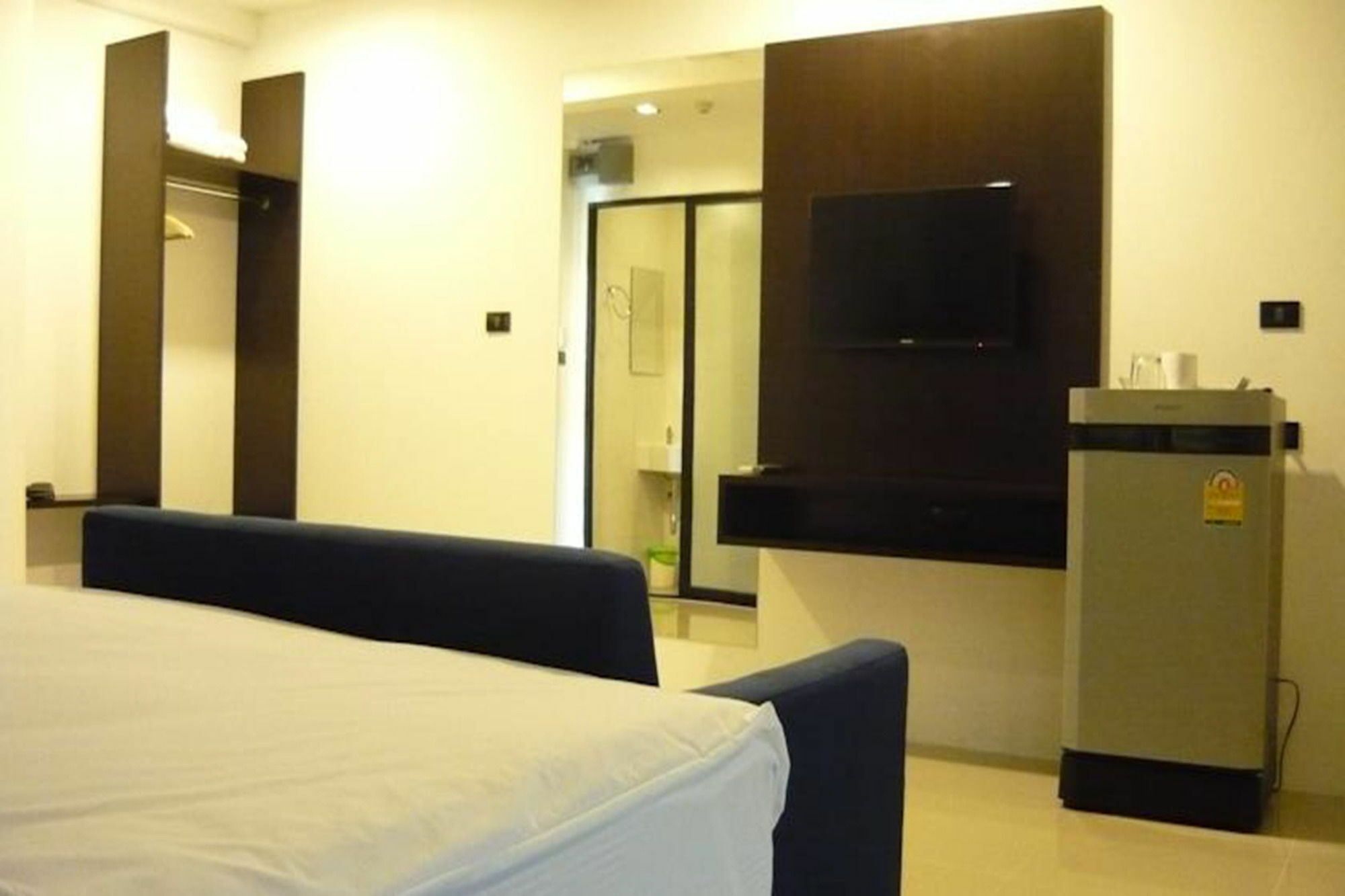 Izen Budget Hotel & Residence Rayong Exteriör bild